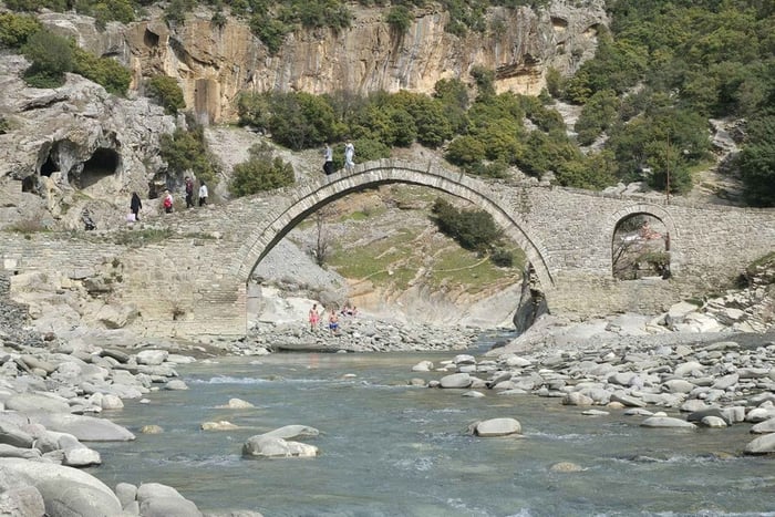 Tirana: Dagstur til Benja-termalbadene og Langarica-juvet