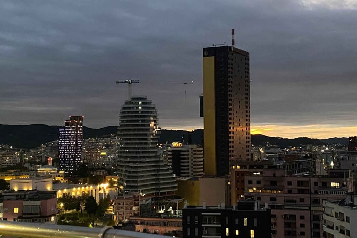 Visite à pied de Tirana en soirée et de nuit : histoire et architecture