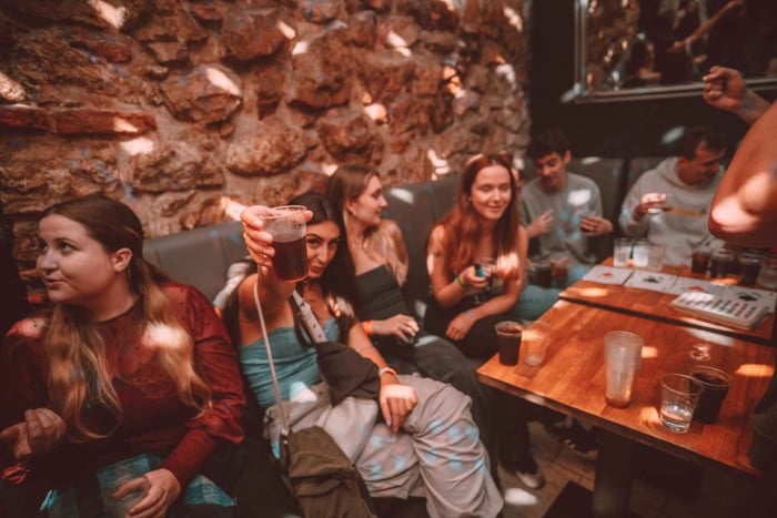 Tirana : tournée des bars guidée, shots gratuits et entrée en boîte de nuit