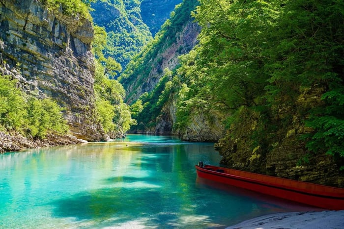 Tirana: gita di 1 giorno privata al lago di Koman e al fiume Shala