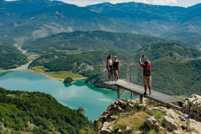 Tirana: Bovillameer en wandeltocht op de Gamti-berg