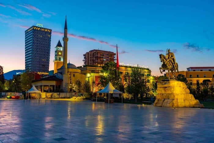 Tirana: tour notturno privato