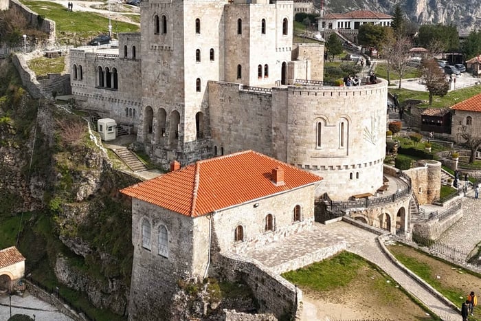 Tirana/Scutari: gita di 1 giorno al Castello di Croia, al museo e al bazar