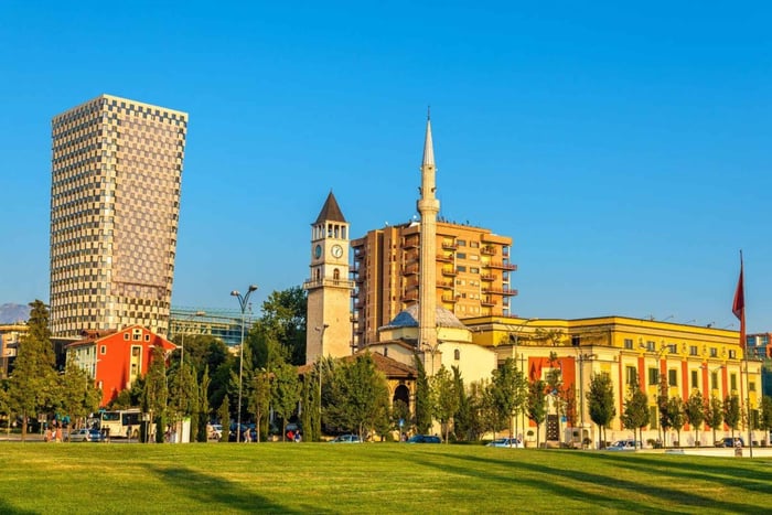 Tirana: shopping, centri commerciali, bazar e castello
