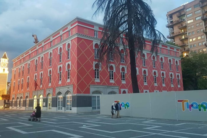 Tirana: Tour a piedi dell'arte di strada e dell'architettura moderna
