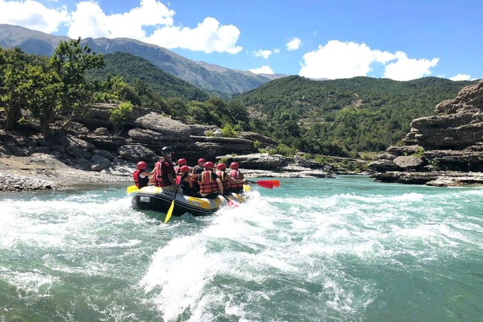 Fiume Vjosa: tour con rafting con guide locali in famiglia