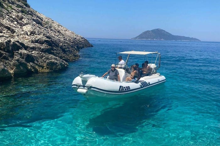 Valona: avventura intorno all'isola di Sazan e alla baia di Varka in motoscafo