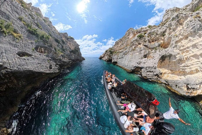 Valona: tour in motoscafo alla baia di Grama e alla Grotta Azzurra