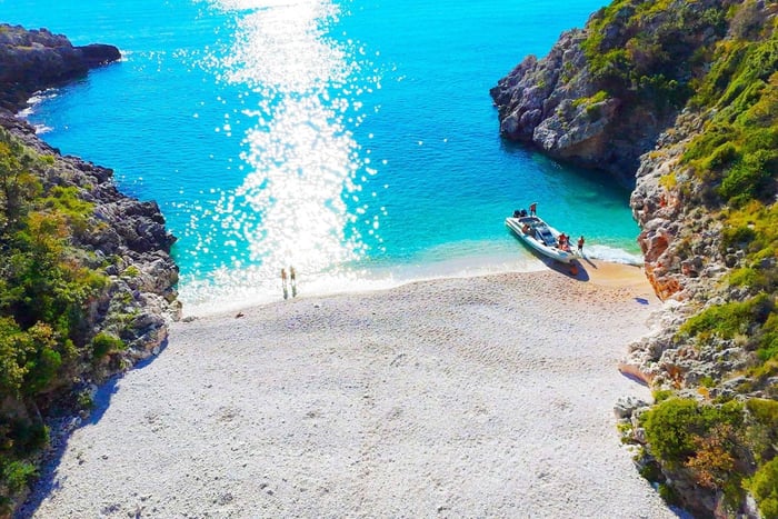 Valona: tour in motoscafo alla baia di Grama e alla Grotta Azzurra con snack