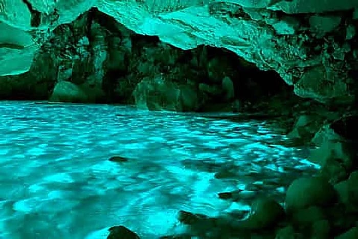 Valona: tour in barca PRIVATO alla baia di Grama e alle grotte