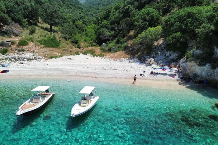 Vlore Tour guiado: Isla de Sazan, Cueva de Haxhi Ali y Karaburun