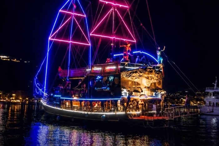 Valona: crociera in barca con party e musica
