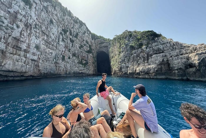 Vlore: Sazan Island, Haxhi Ali Cave & Karaburun med motorbåt