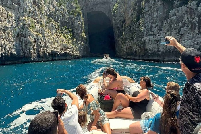Vlore: Aventura de lancha rápida na Ilha Sazan e na Caverna Haxhi Ali