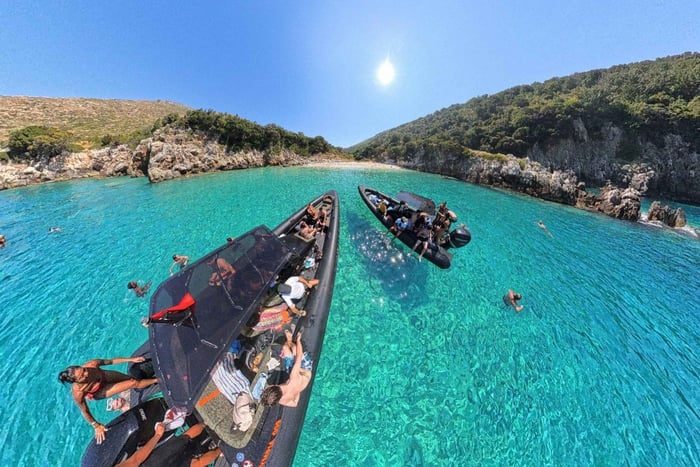Vlore: festa em lancha com bebidas e paradas para nadar