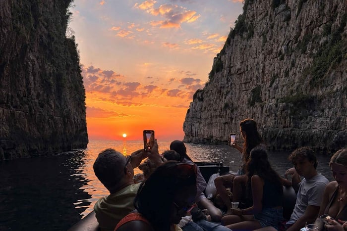 Vlorë: Passeio de Lancha ao Pôr do Sol até a Gruta de Haxhi Ali com Vinho