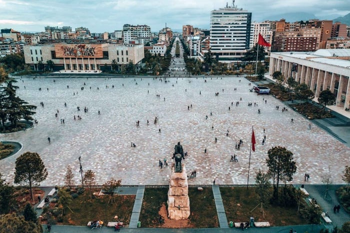 Visita a pé por Tirana - descobertas, história e cultura (em FRANCÊS)