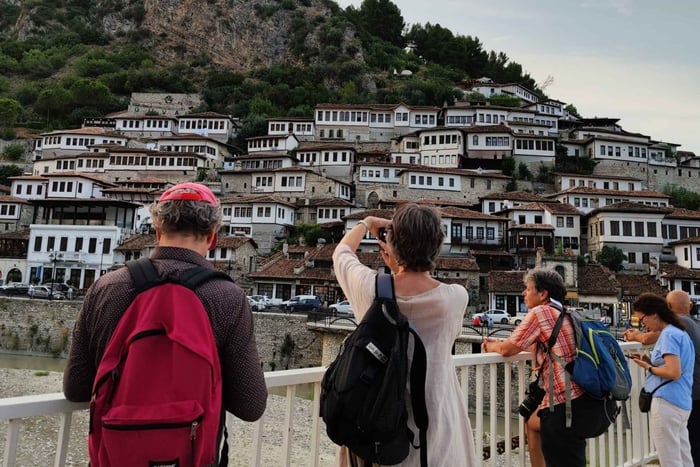'Passeggiata a Berat: la città dalle mille finestre' - di 1001 AA