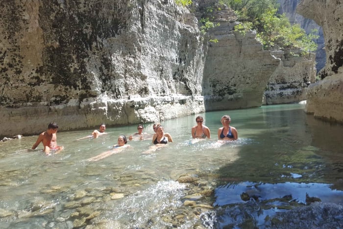 Berat: Osum Canyon og Bogove-vandfaldet