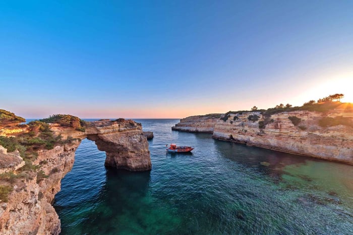 Albufeira: Benagil Cave Sunset Cruise