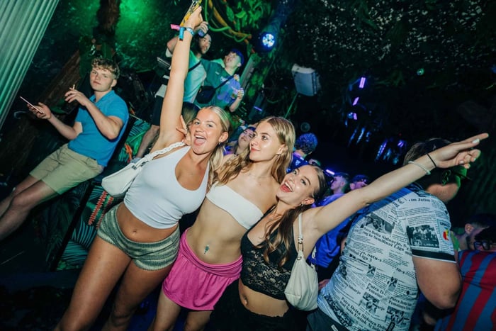 Albufeira: residencia de LoveJuice en la discoteca Tropicana