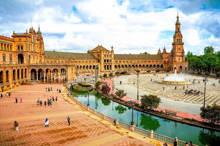 Algarve: Seville Full-Day Shopping and Sightseeing Tour