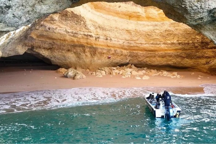 Armação de Pêra: 1h30 Private Benagil & Beaches Boat Tour