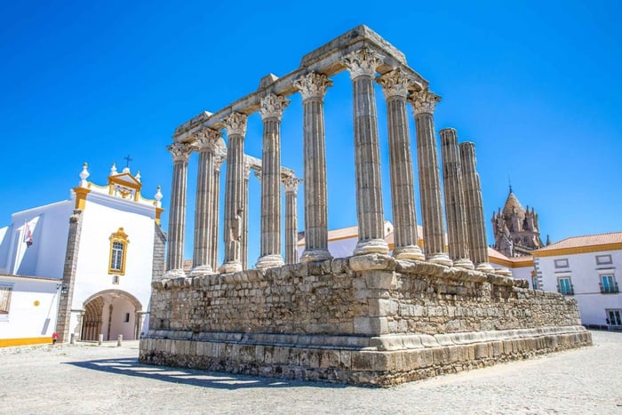 Faro to Lisbon with 2-Hour Sightseeing Stop in Évora