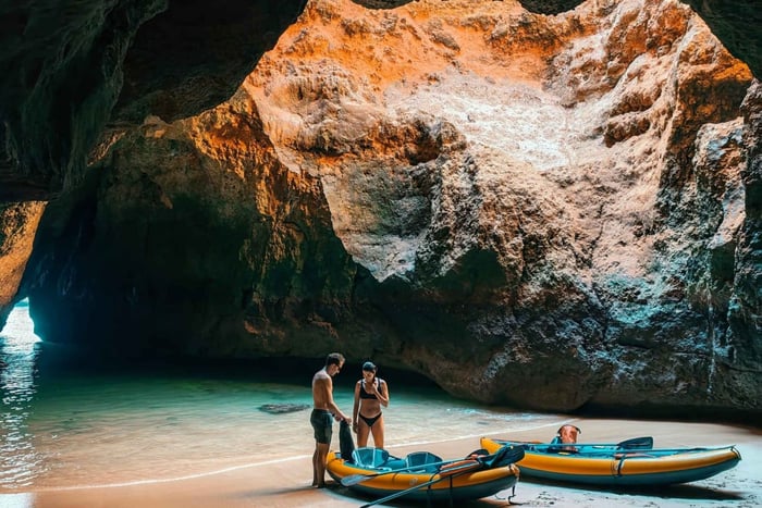 Ferragudo: kayak o surf de remo autoguiado desde el río hasta la cueva
