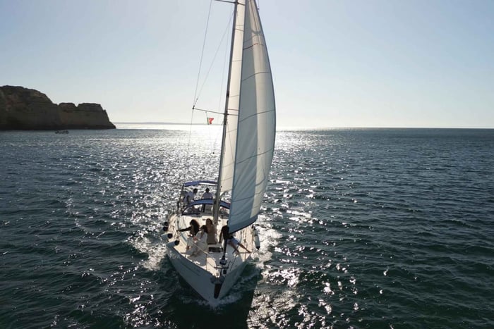 Goldene Stunde auf der eleganten Yacht: Sonnenuntergangstour in Lagos, Algarve