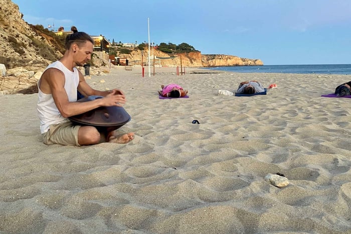 Lagos: calma oceánica | Yoga en la playa y viaje de sonido con handpan