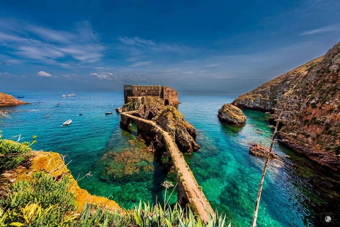Lisbon: Nazaré, Praia do Baleal & Berlengas Island Boat Trip