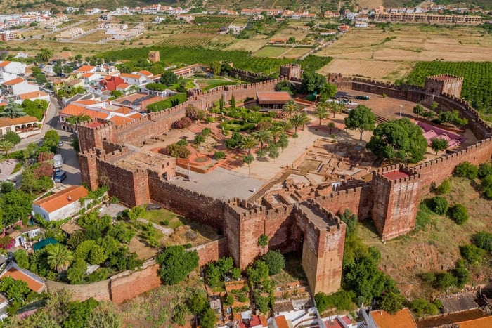 Dagsutflykt till Monchique-bergen och slottet i Silves
