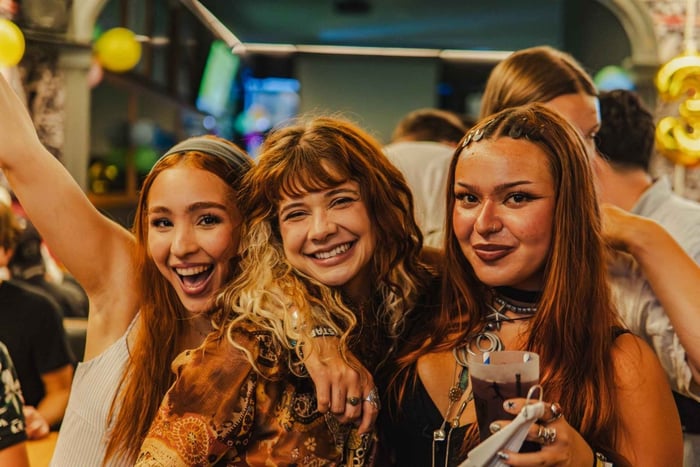 Portimão: tour de bares con 6 bebidas, juegos y entrada VIP a una discoteca