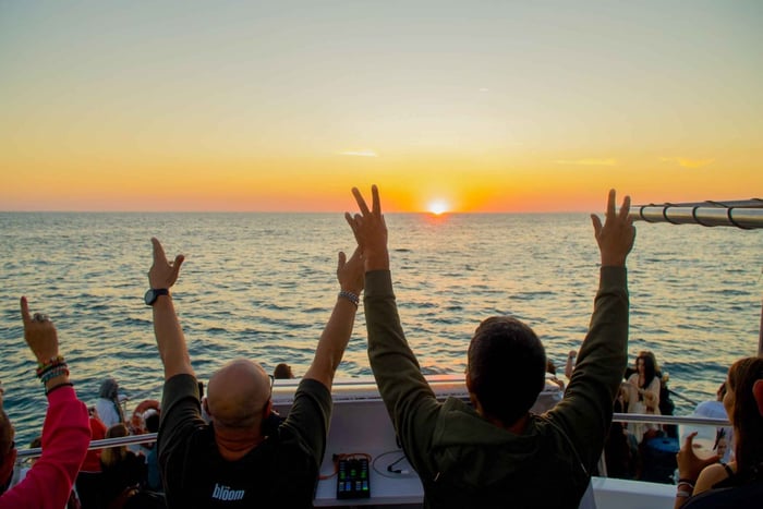 Portimão : soirée sur un bateau au coucher du soleil avec DJ (open bar d'une heure)