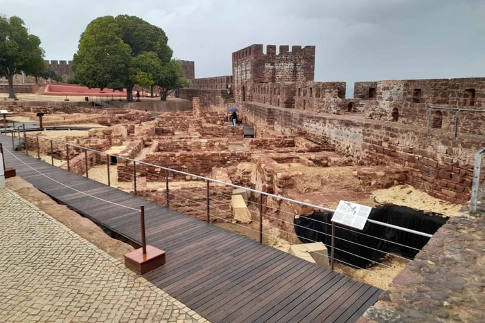 Privat tur till Silves slott med vinprovning i Algarvian