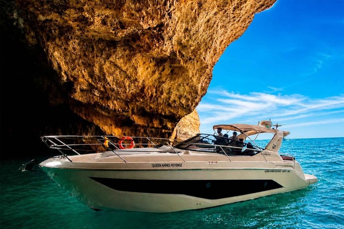 Privat yachtsejltur til Paradise Cave og Marinha Beach
