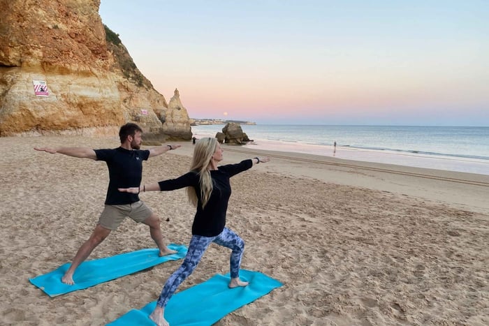 Yoga al atardecer en la hermosa playa de Portimaos por el Sol Lifestyle