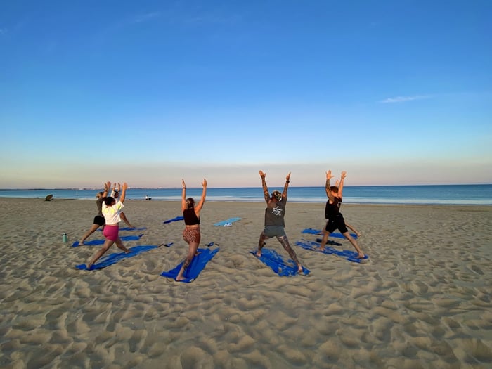 Yoga sur la plage de Vilamoura, par el Sol Lifestyle