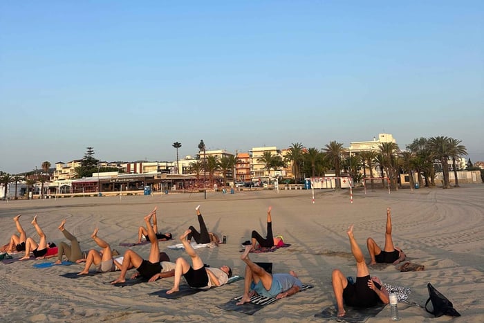 STRANDYOGA-time på Playa del Postiguet (engelsk)