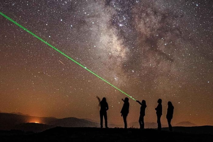 tour di osservazione delle stelle a Cabo de las Huertas con vino