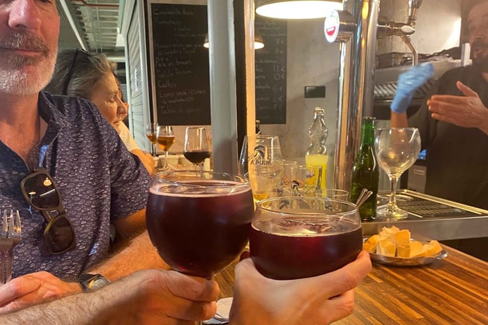 Easy-walking Tour Center, Market & Wine Experience