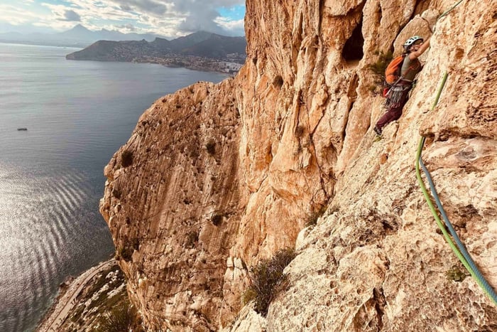 Guidet klatring på «Diedro UBSA»-ruten på Peñón de Ifach i Alicante