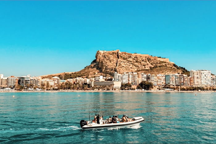 Paseo en lancha rápida por la Bahía de Alicante con parada para nadar