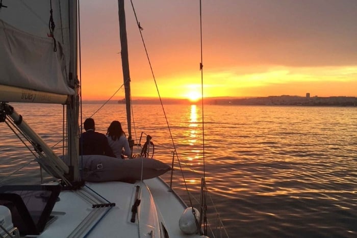 Torrevieja: crociera privata di 2 ore in yacht a vela con bevande