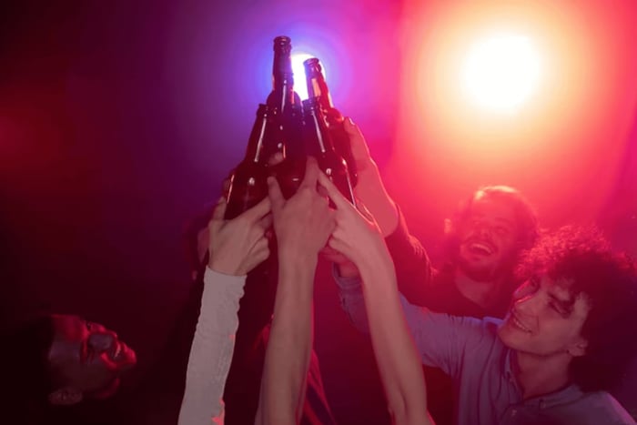 Festa di inizio dell'università in un club VIP con 4 drink