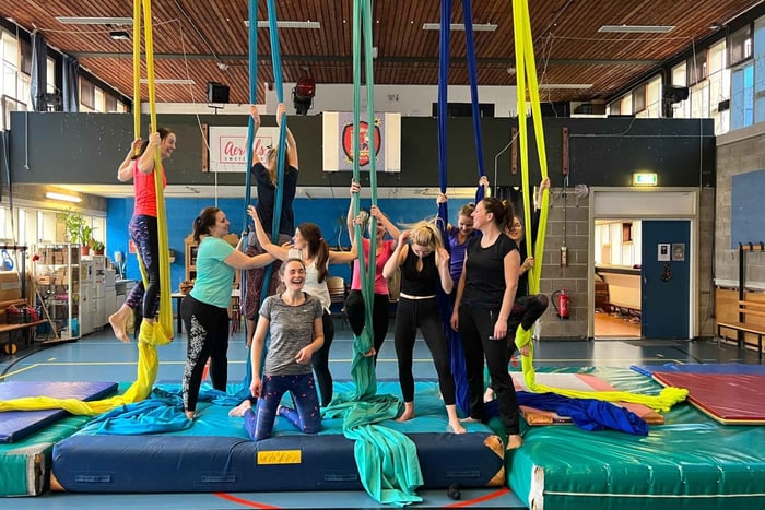 Aerial Silks Class for Beginners w/ pro teacher