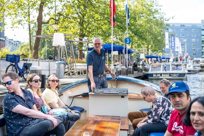 Amsterdam: 75 minute Open Boat Canal Cruise with Live Guide