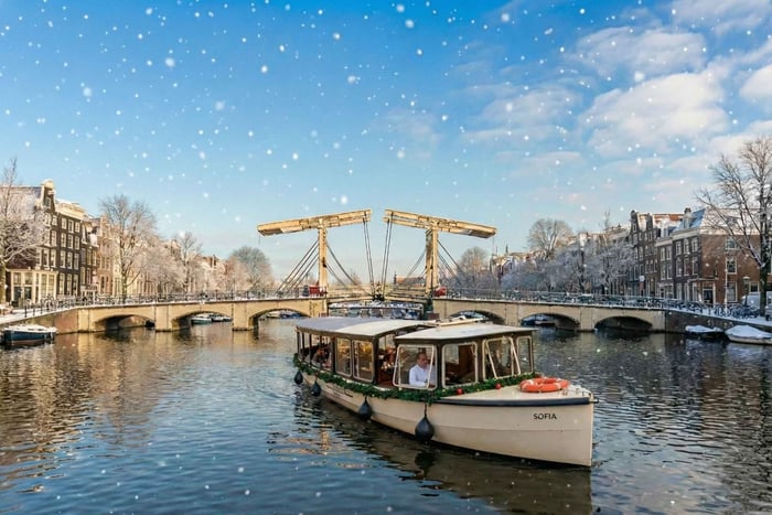 Amsterdam: 90 Min Small Group Canal Cruise and Local Guide!