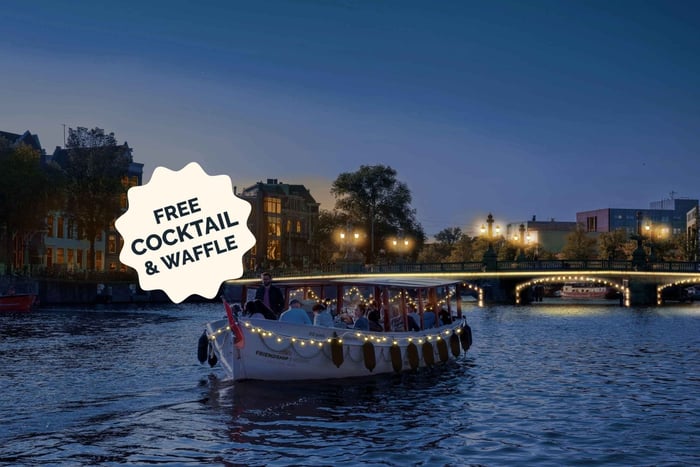 Amsterdam: Evening Lights Cruise incl. Cocktail & Waffle